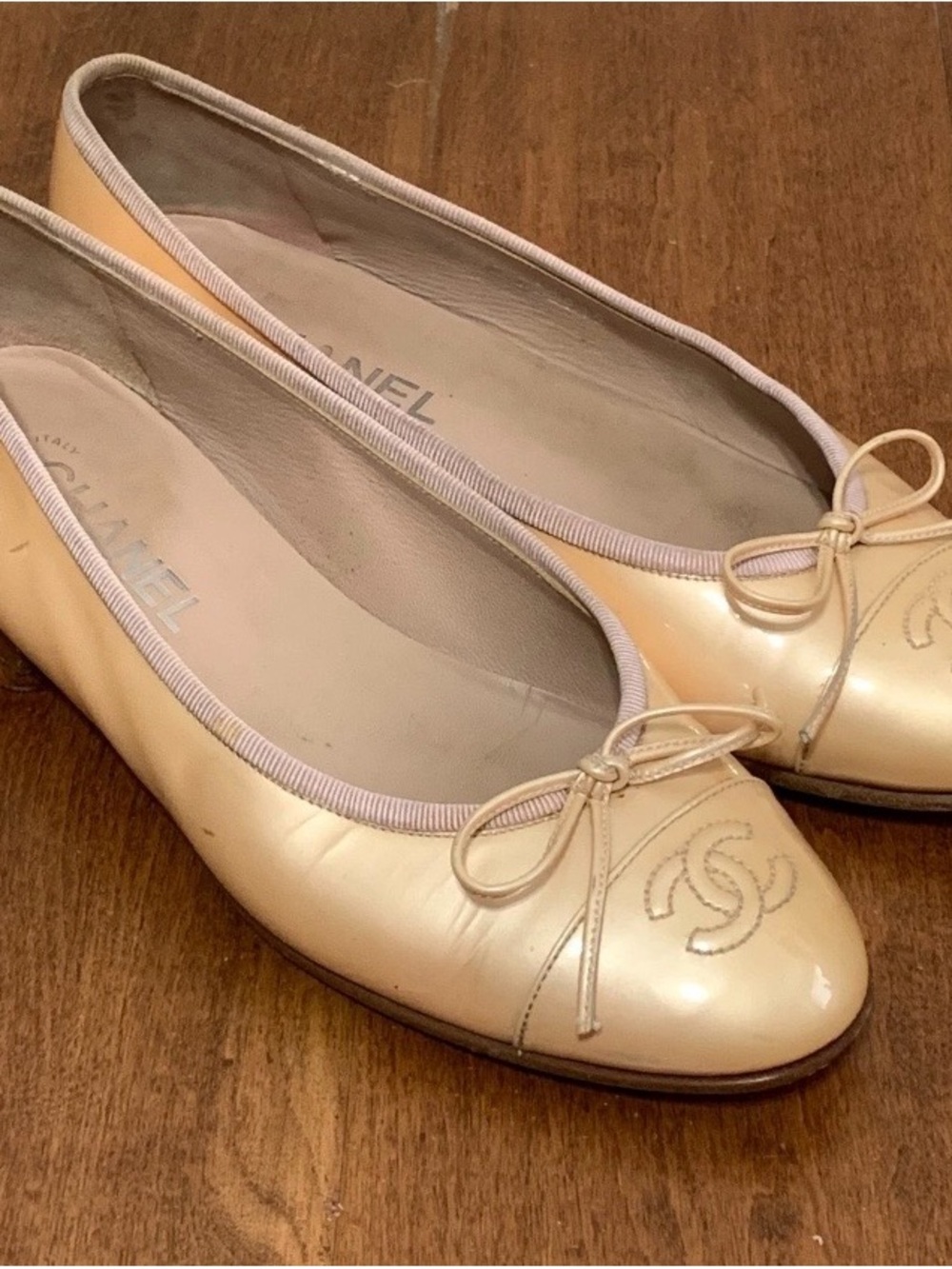 CHANEL Cream Patent Leather CC Logo Ballet Flats